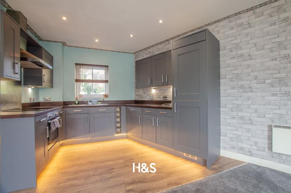 Property photo 2 of 11 Dickens Heath Road - Kitchen..Jpg