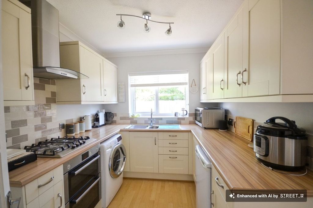 Property photo 3 of 18 Kitchen