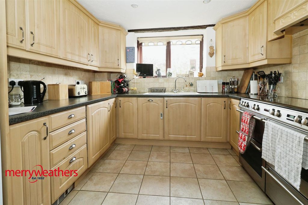 Property photo 3 of 19 Kitchen