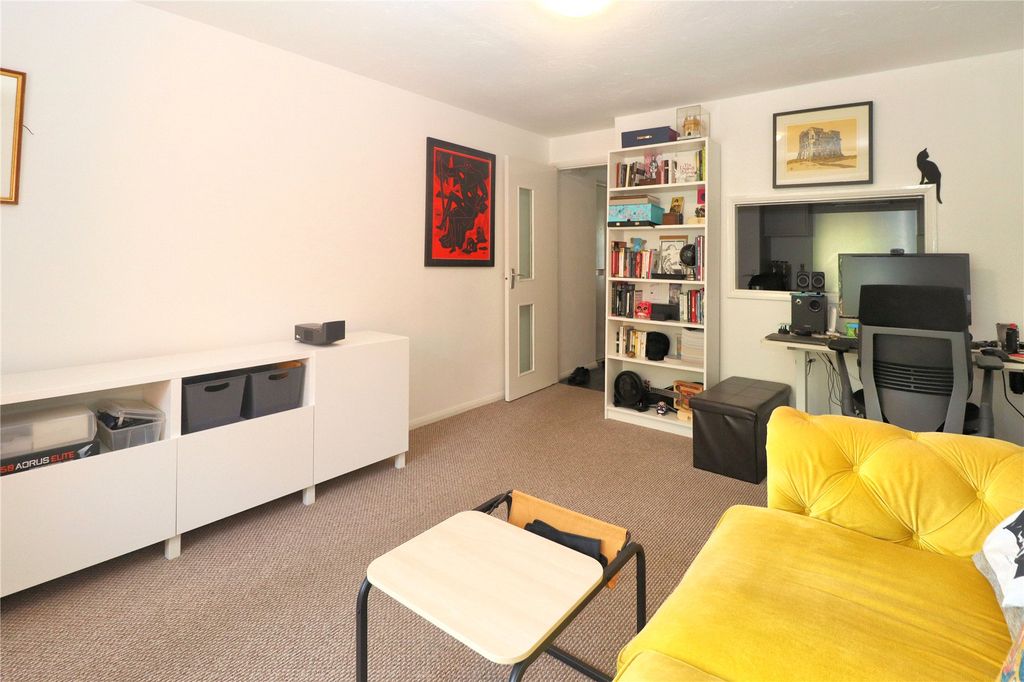 2 bed flat for saleWoking, Surrey GU21 photo 4
