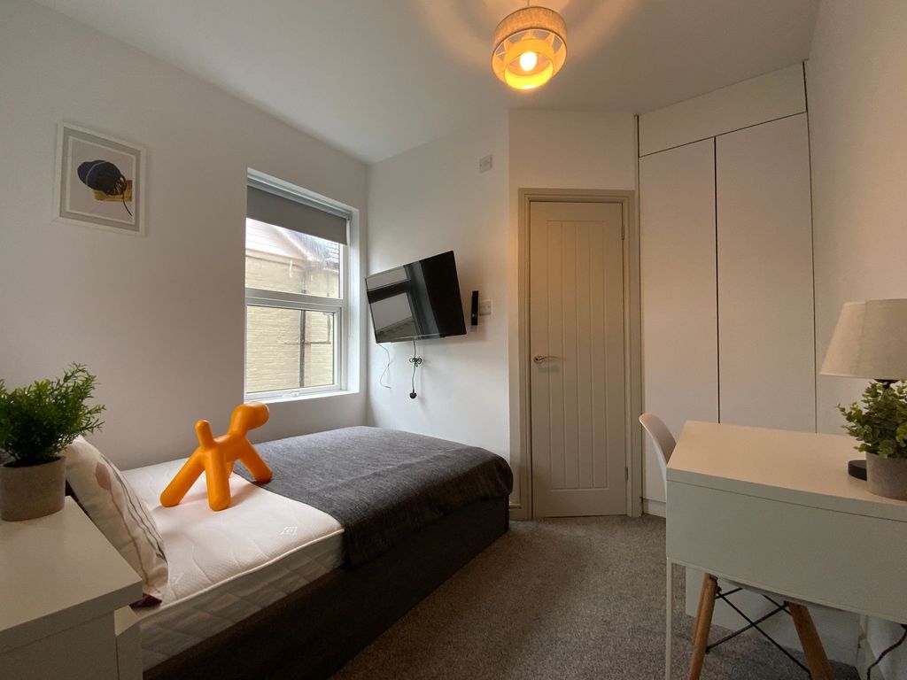 Property photo 3 of 9 Ensuite Bedroom 5