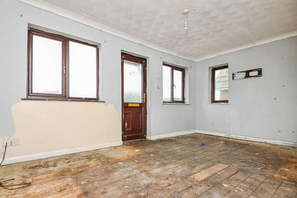 Property photo 3 of 11 Living Room