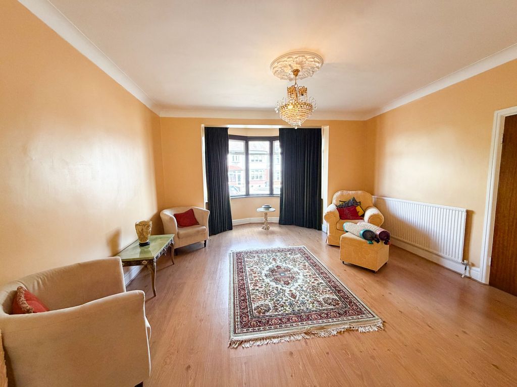 Property photo 2 of 22 Langley Crescent E11