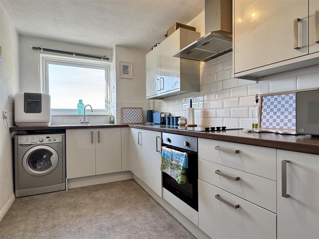 Property photo 2 of 10 Kitchen