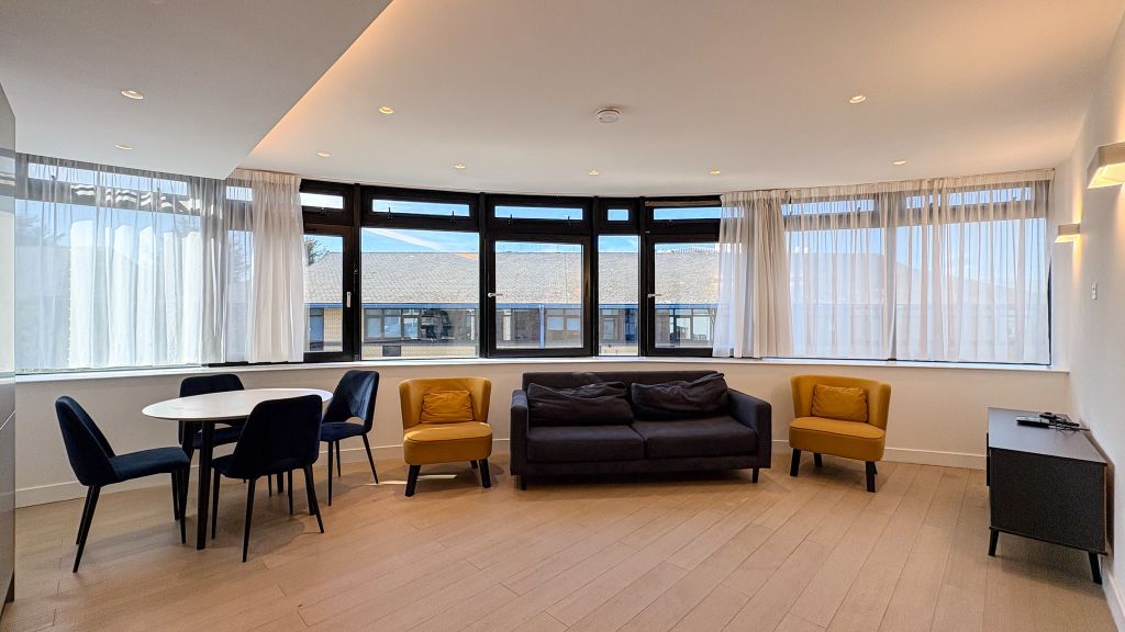 Property photo 1 of 11 Living Room