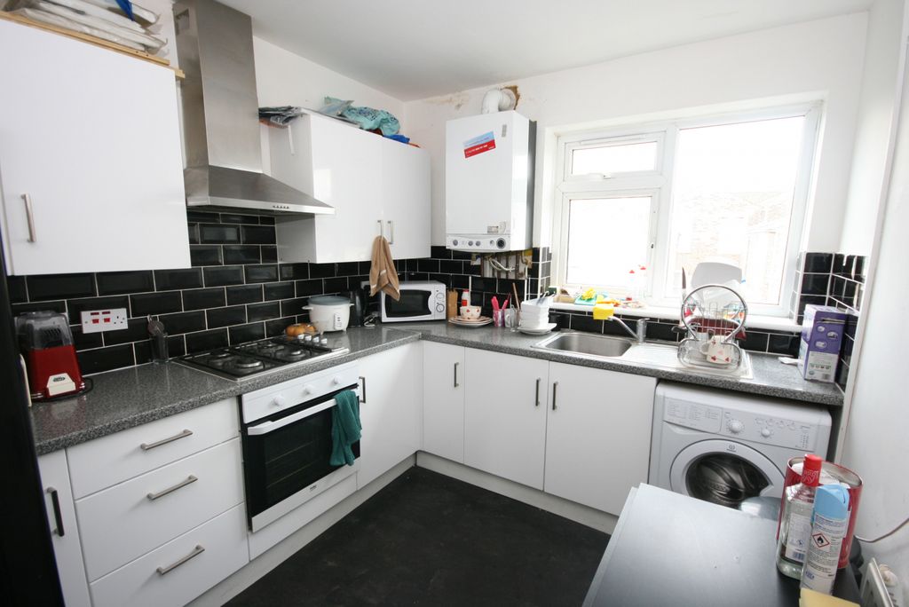 Property photo 2 of 6 Kitchen