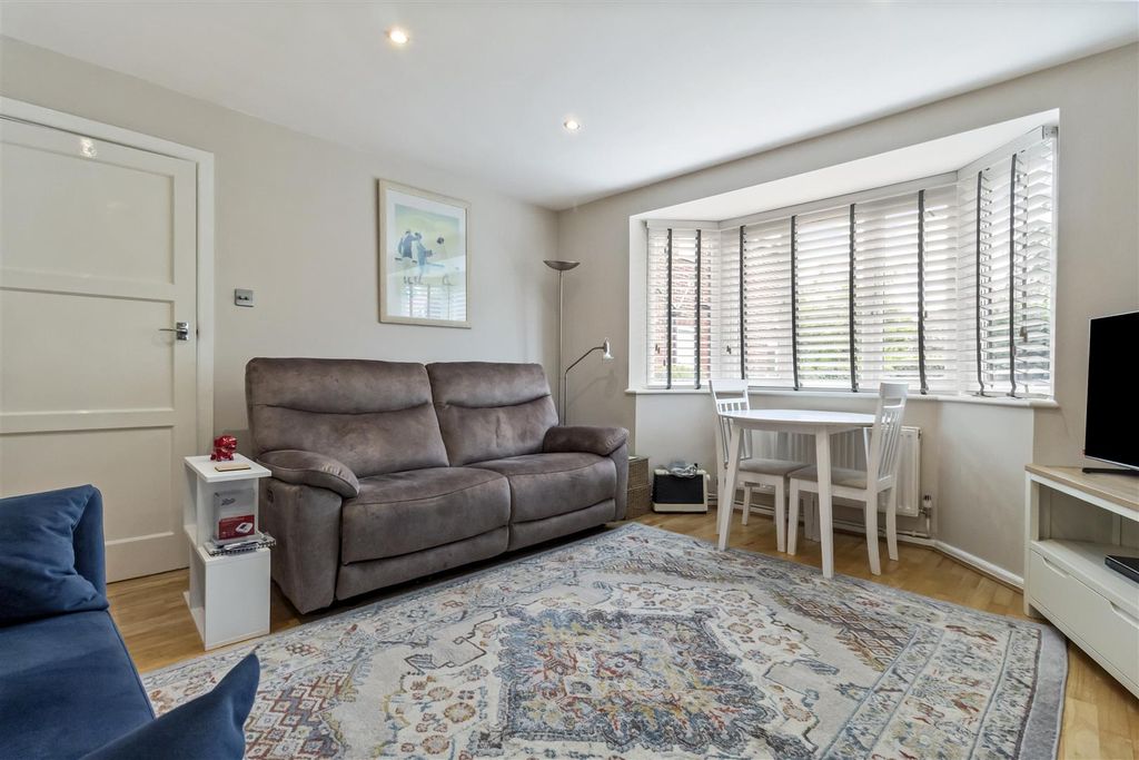 Property photo 3 of 13 71 Loxwood Avenue-002.Jpg