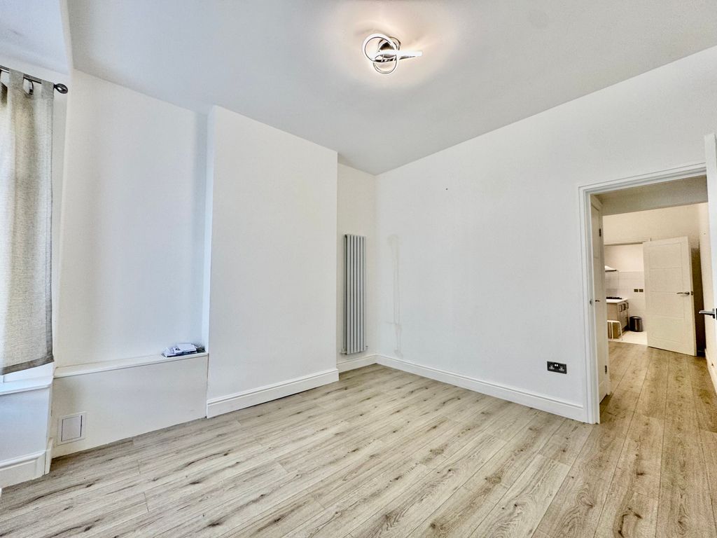 Property photo 2 of 27