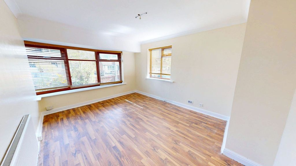 Property photo 2 of 17 Lounge