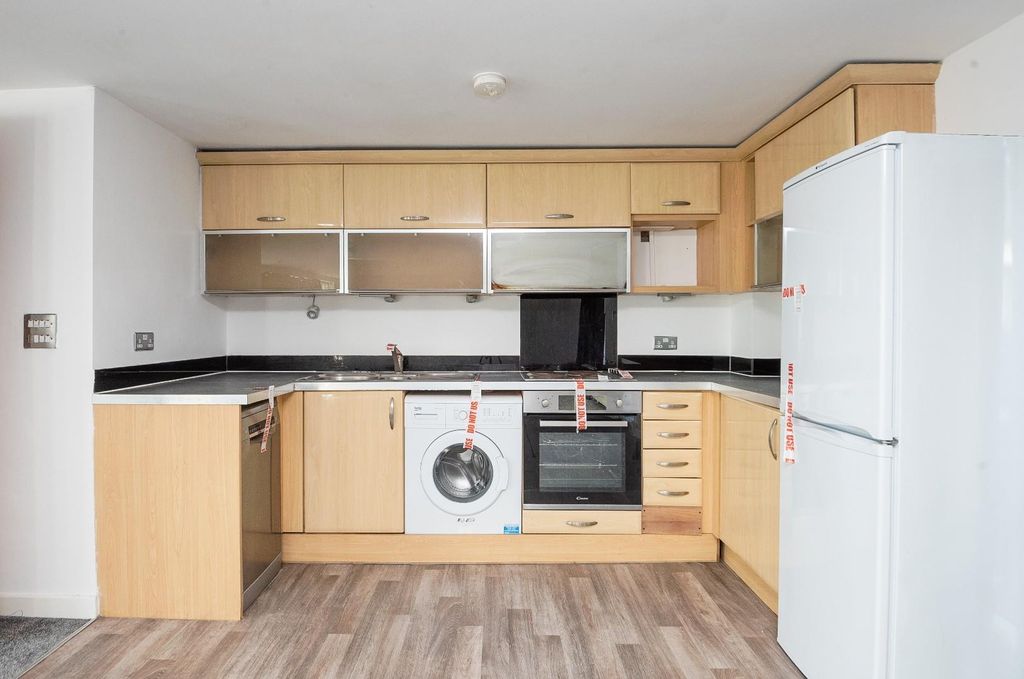 Property photo 3 of 10 Kitchen