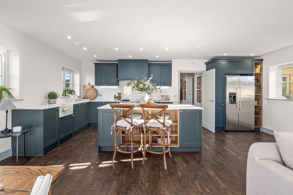 Property photo 3 of 16 Honeybourne House