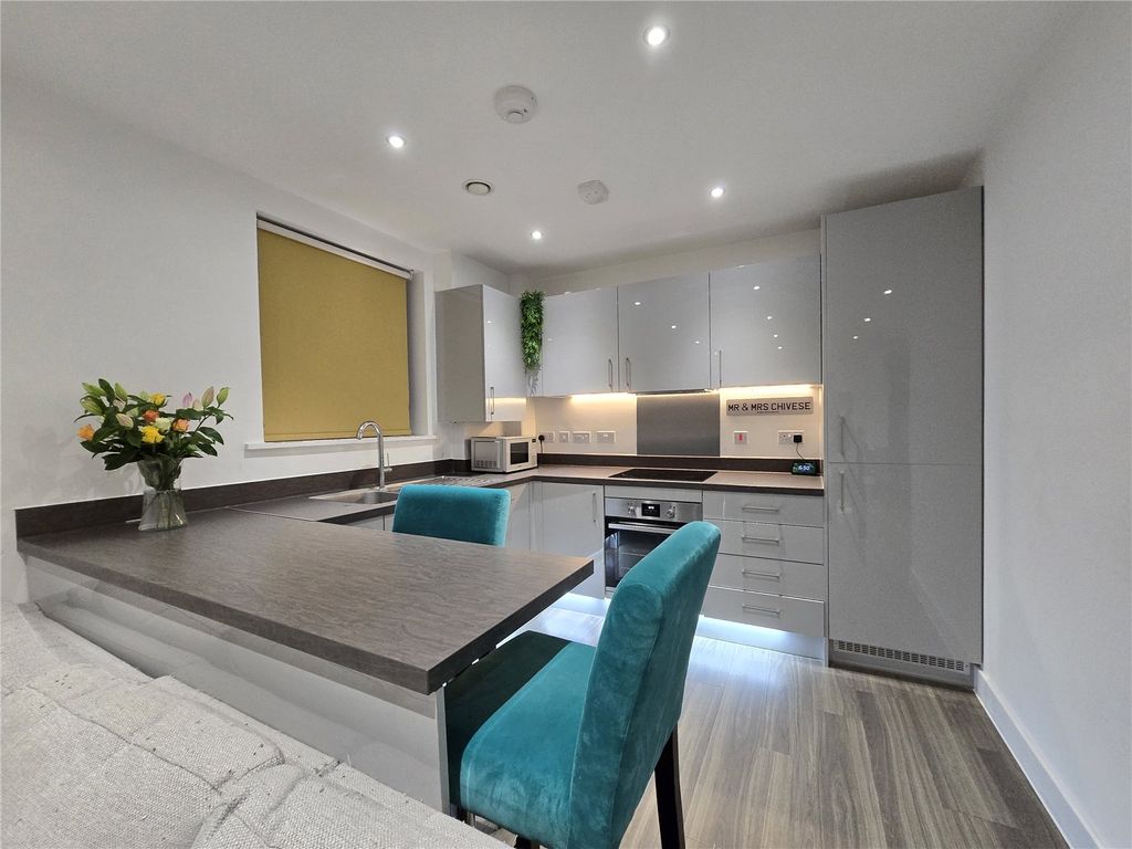 Property photo 3 of 10 Kitchen &amp; Bar