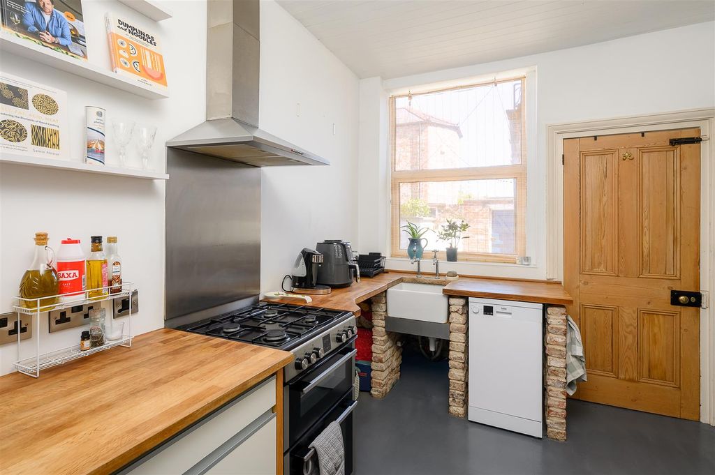 Property photo 3 of 12 Kitchen