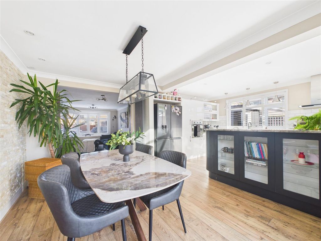 Property photo 2 of 22 Cam03303G0-Pr0269-Still002.Jpg