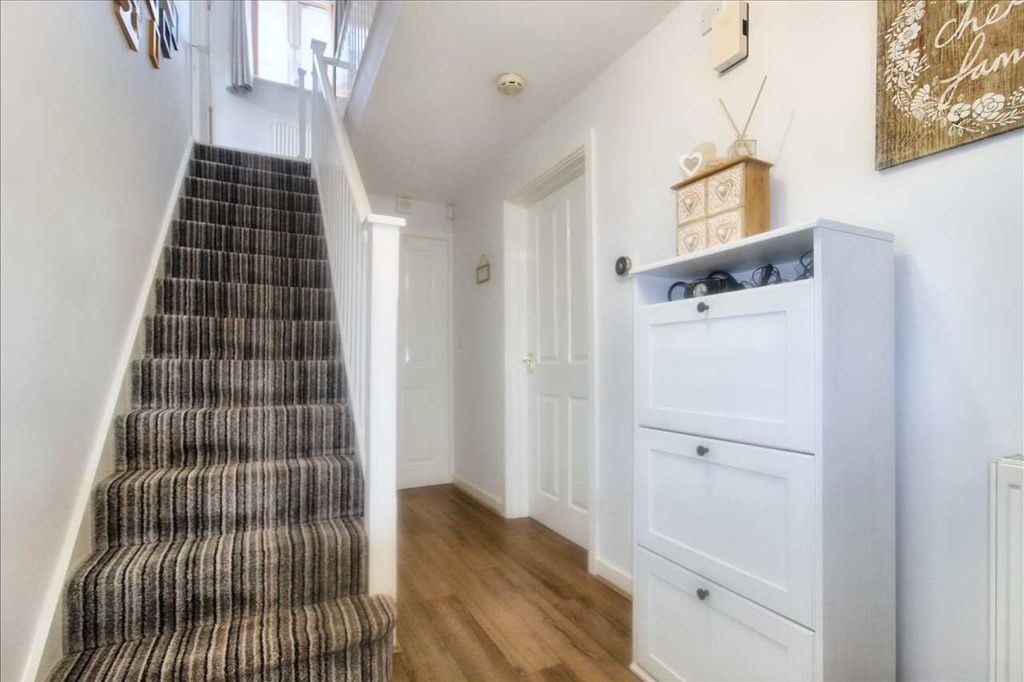 Property photo 2 of 20 Entrance Hall