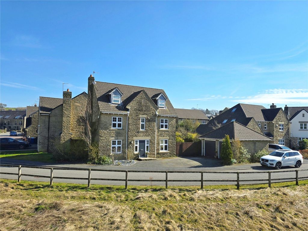 Property photo 1 of 32 Five-Bed Detached