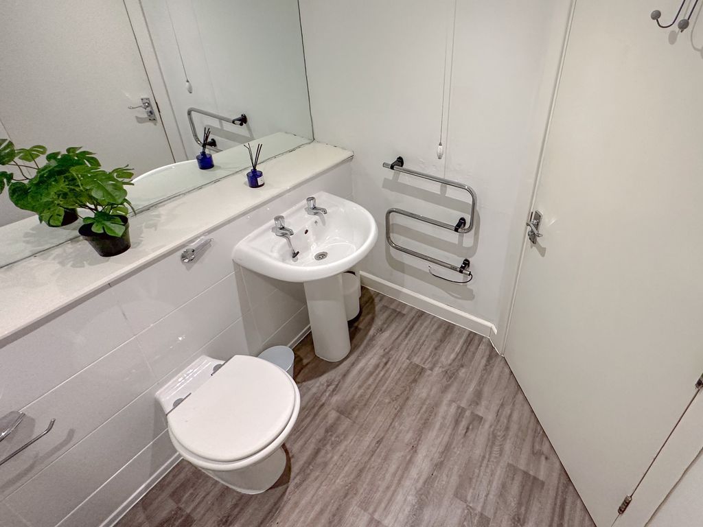 Property photo 3 of 5 10, 272 Upper Parliament2