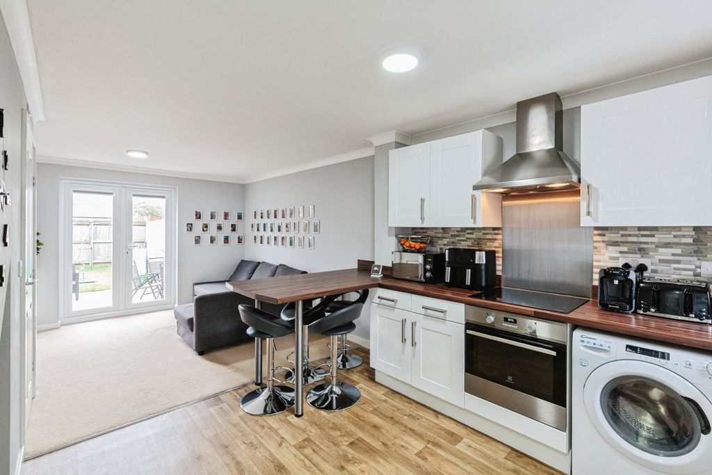 Property photo 2 of 19 Lounge Kitchen