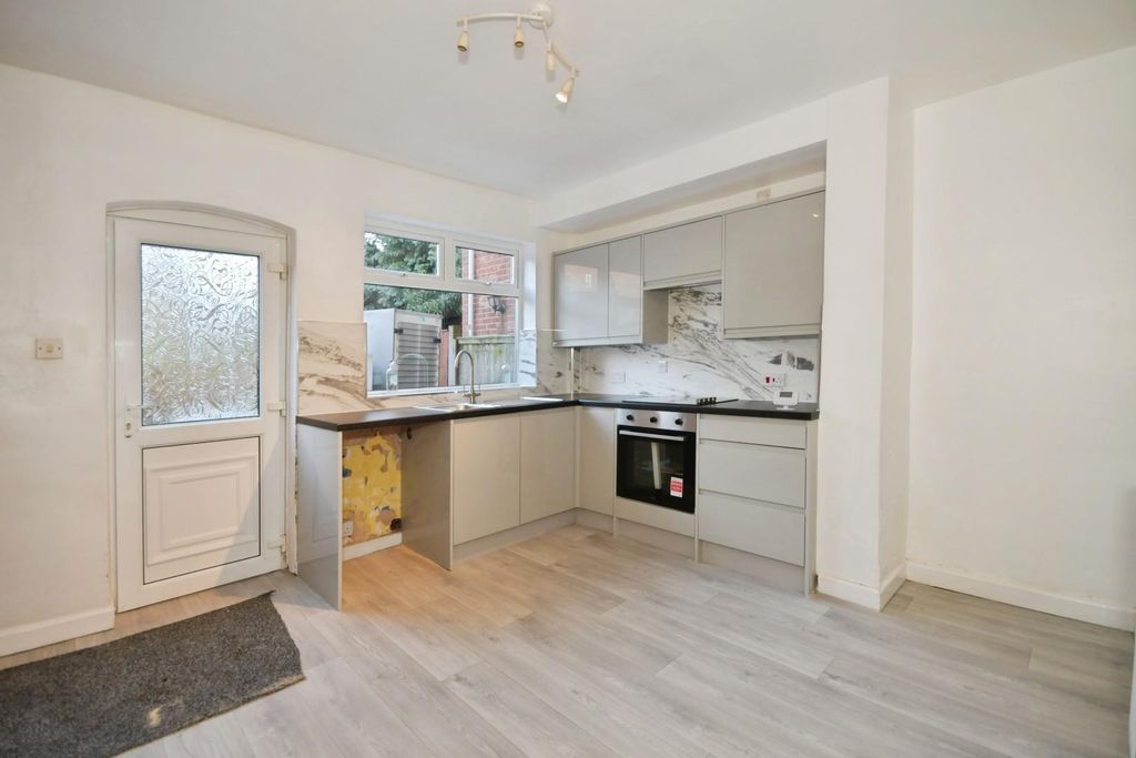 Property photo 2 of 11 Kitchen 03.Jpg