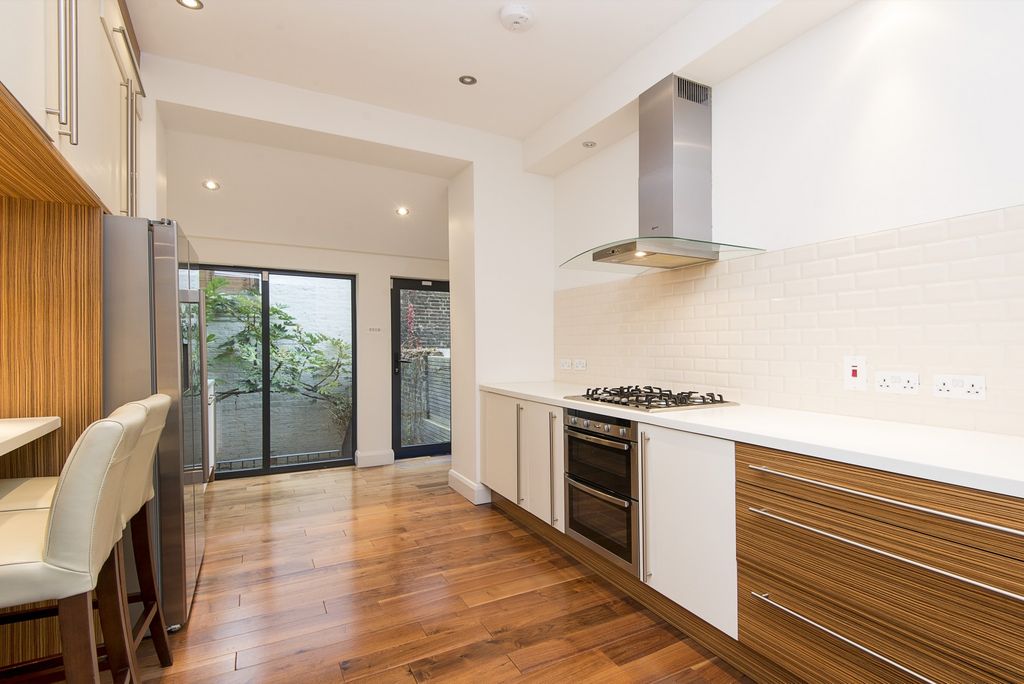 Property photo 3 of 8 Kitchen 1