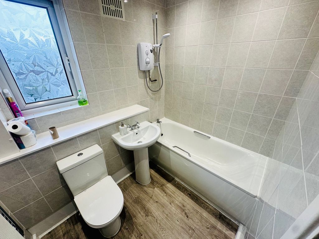 Property photo 2 of 4 Bathroom