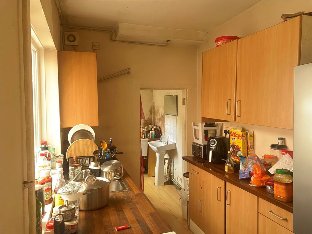 Property photo 3 of 11 Kitchen