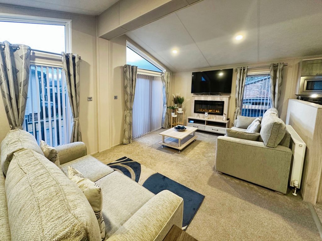 Property photo 2 of 18 Lounge
