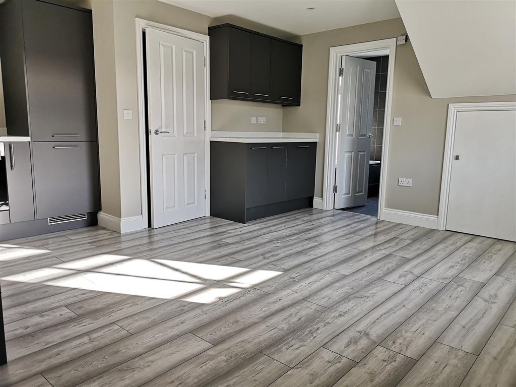 Property photo 2 of 7 Coopers Estate Agents