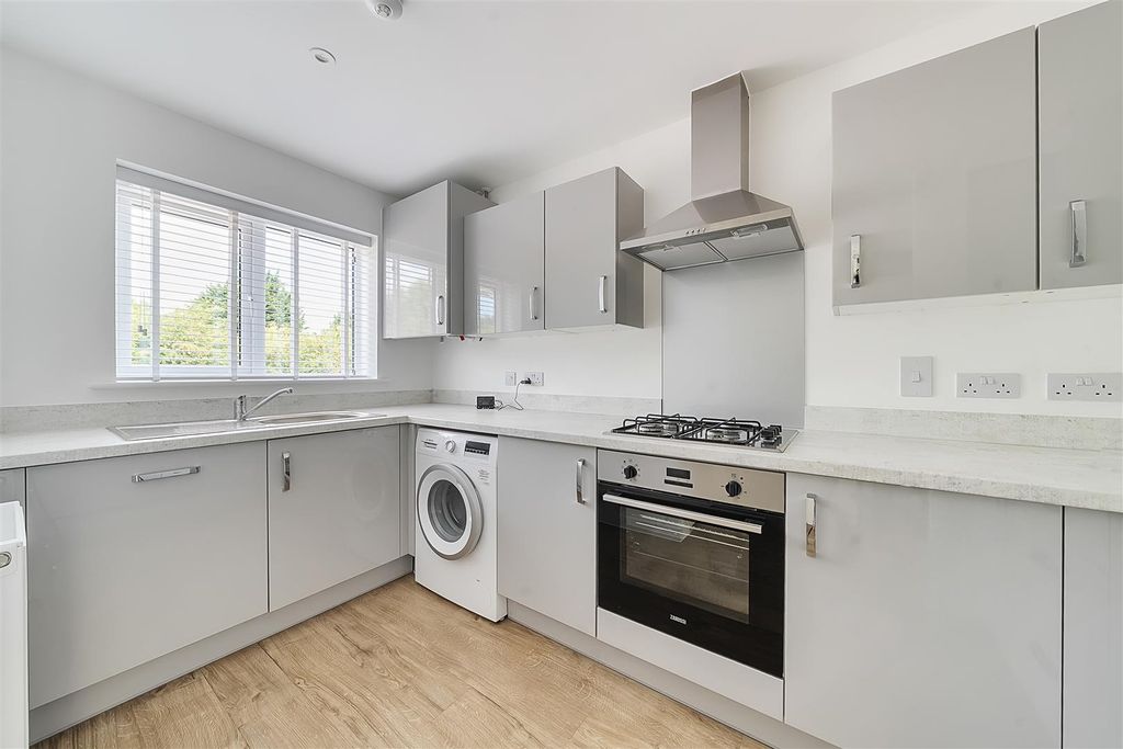 Property photo 3 of 11 Kitchen