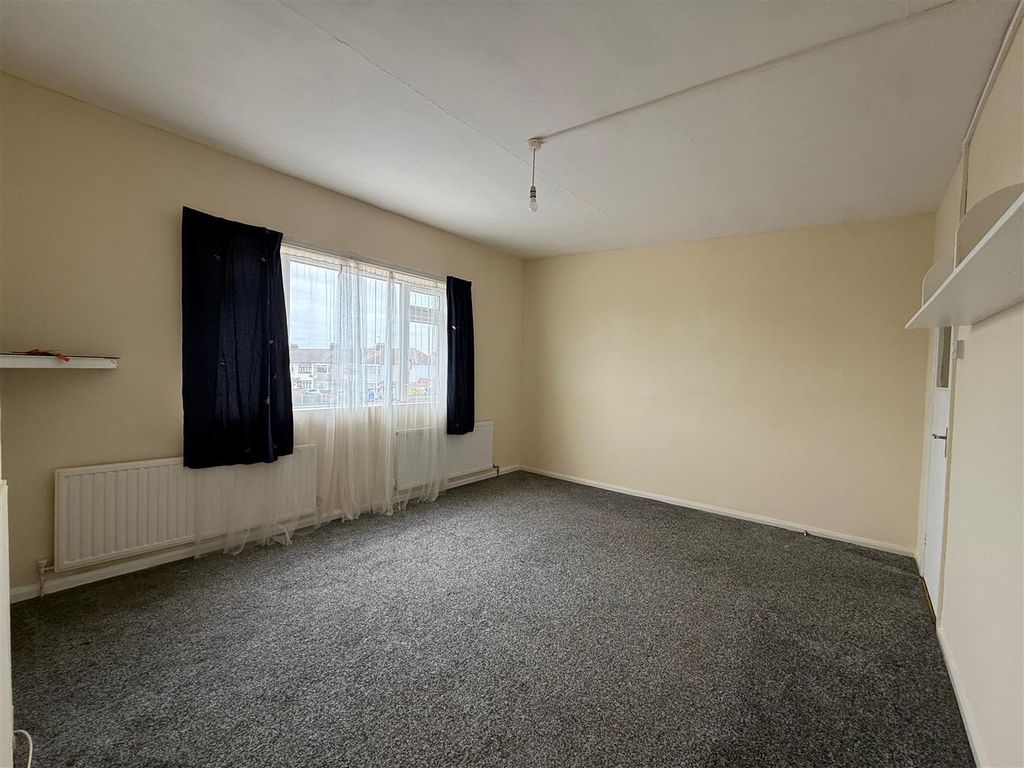 Property photo 3 of 7 Living Room