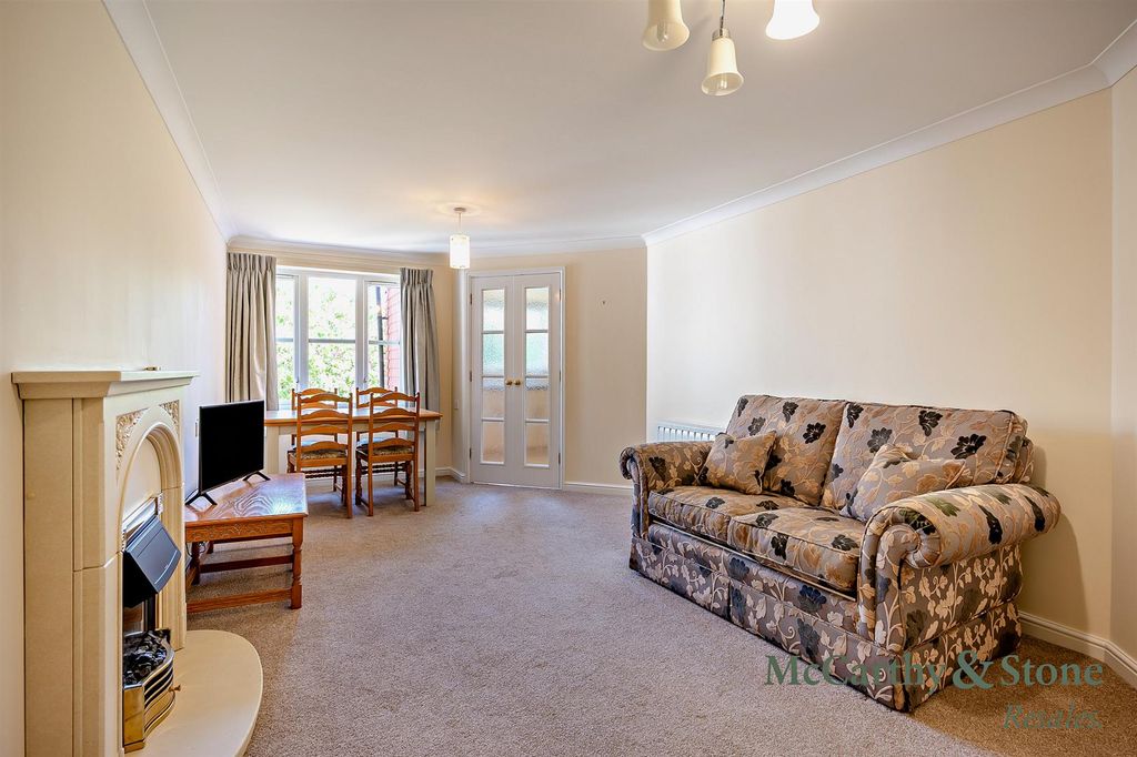 Property photo 3 of 31 8701323-Interior18-800.Jpg