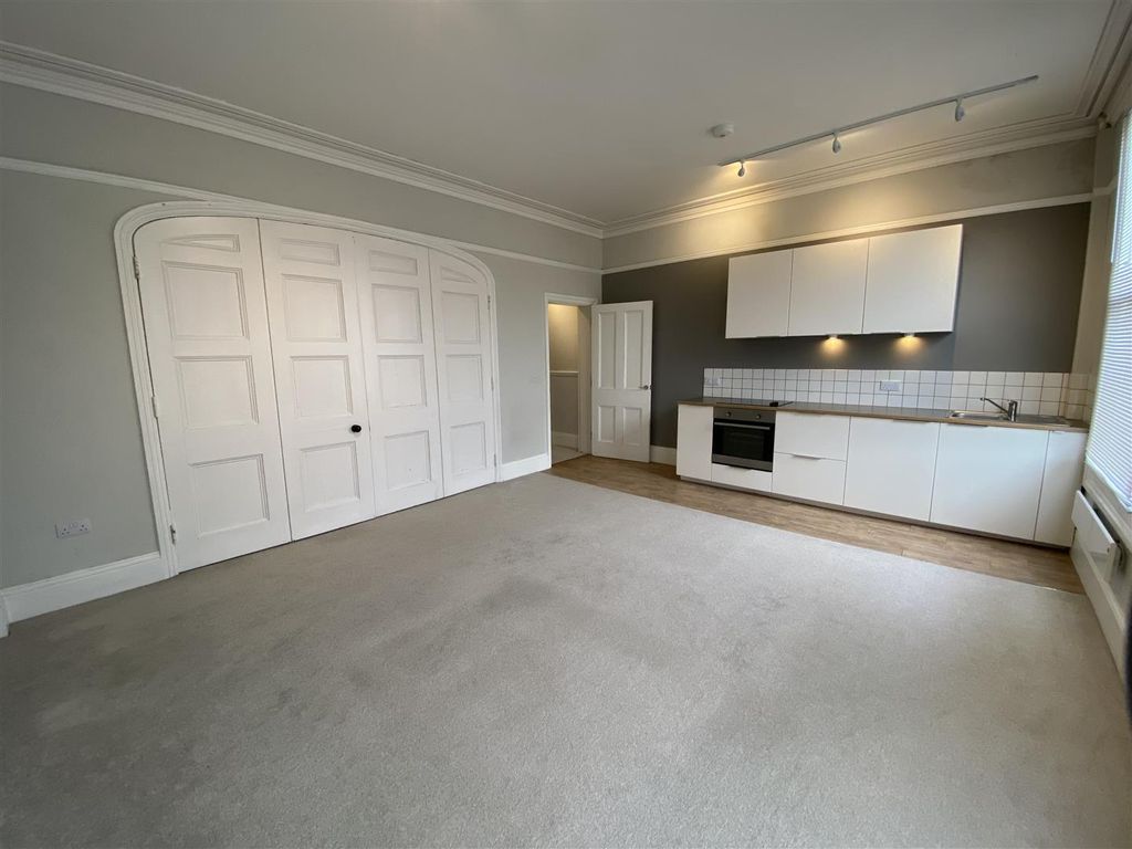 Property photo 2 of 11 Lounge / Kitchen