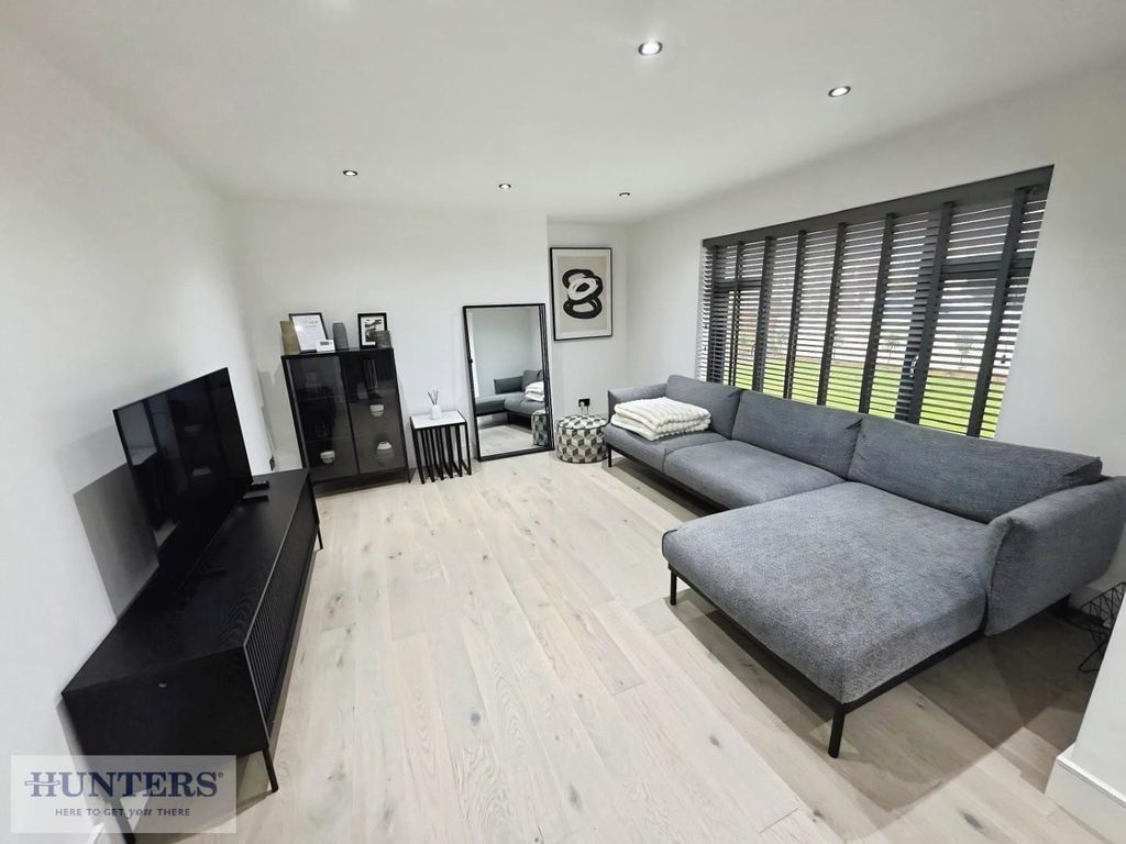 Property photo 3 of 12 Lounge