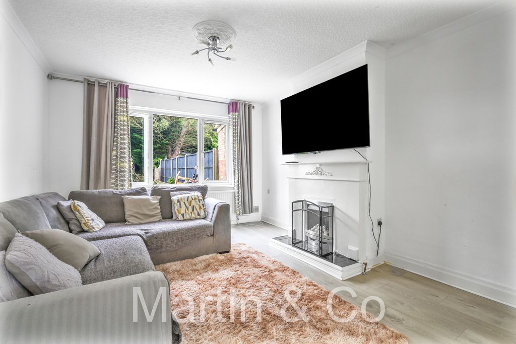 Property photo 3 of 27 1704314064 -20 Byron Road, Selsdon, Cr2 - 13