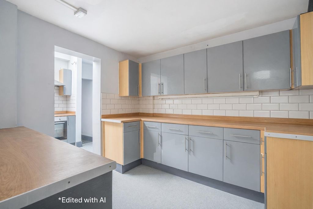 Property photo 2 of 10 Kitchen