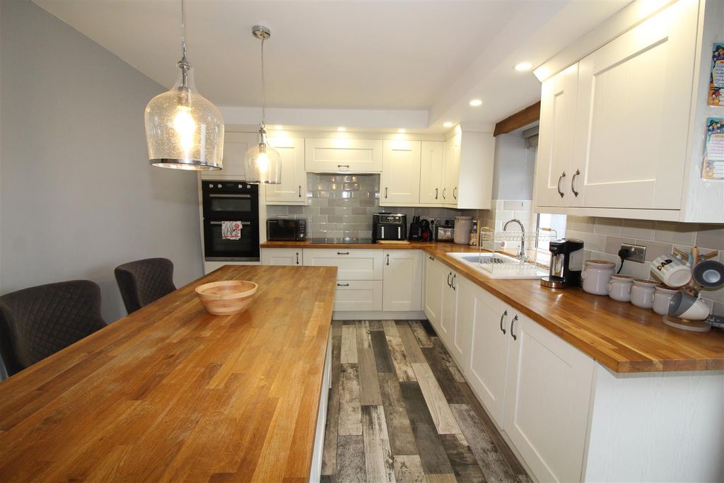 Property photo 2 of 42 Kitchen/Dining Room