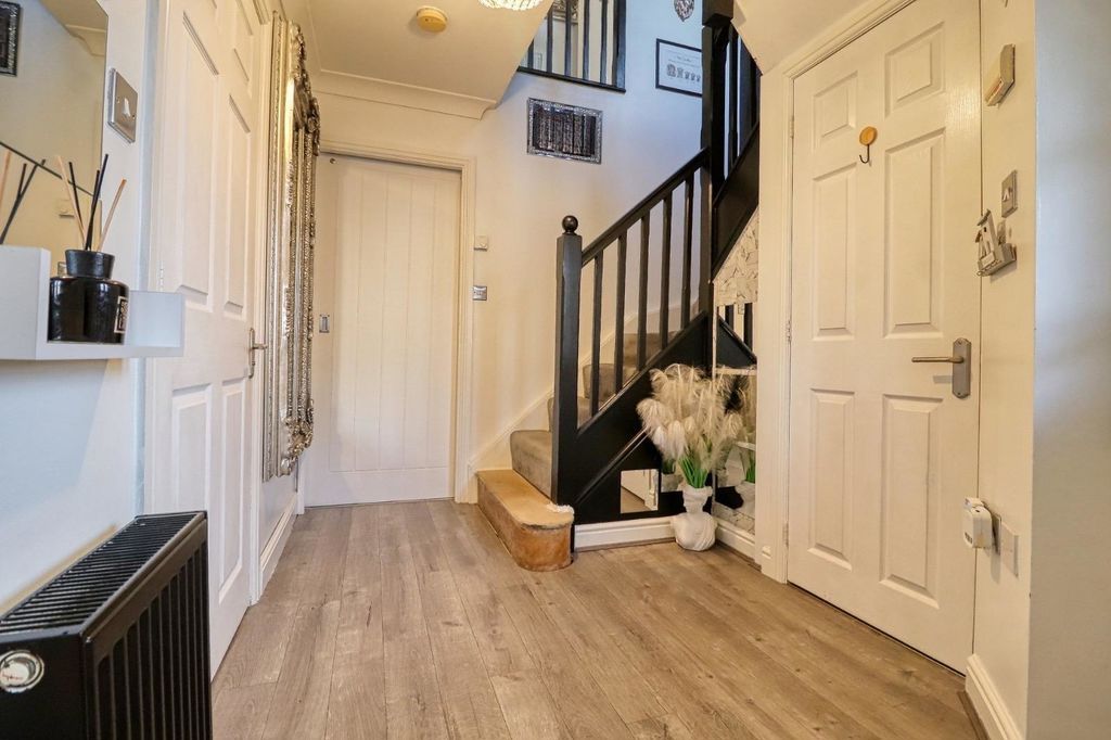 Property photo 2 of 21 Entrance Hall