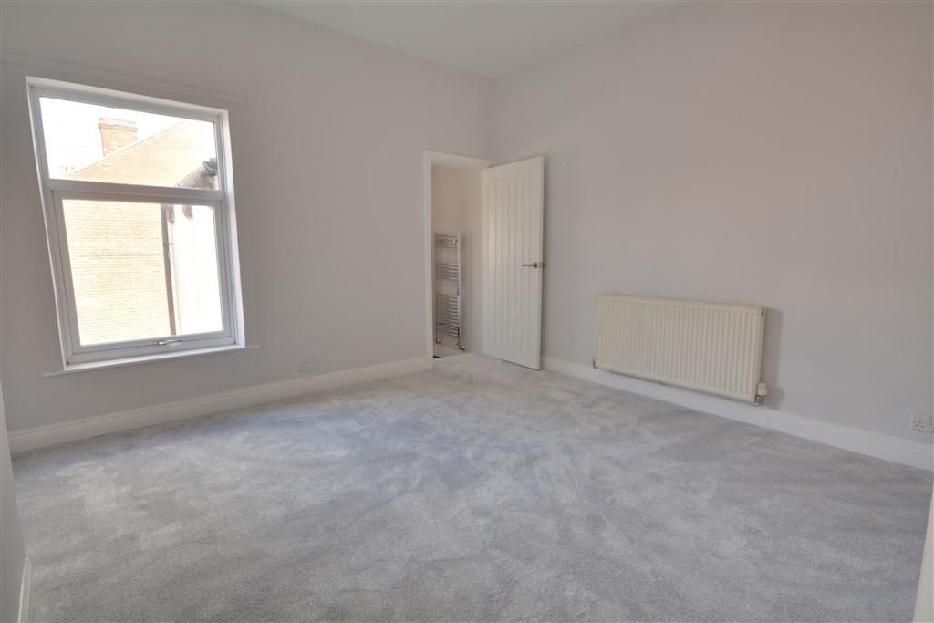 Property photo 3 of 8 Maltkilnlane14Bed1.Jpg