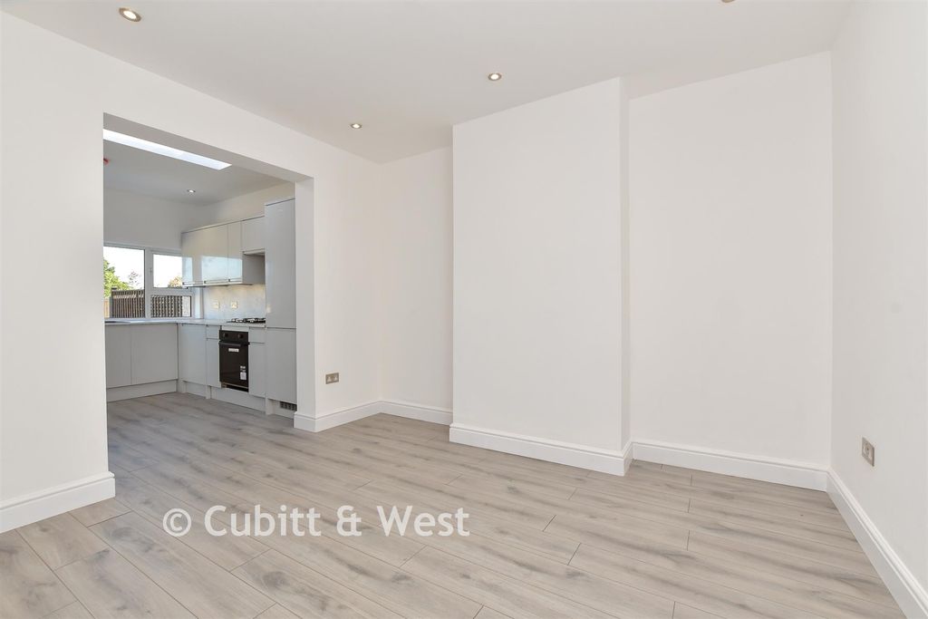 Property photo 3 of 14 Dining Area