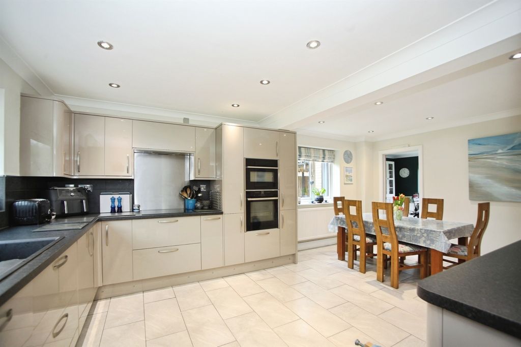 Property photo 2 of 31