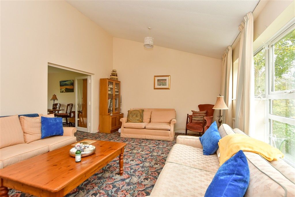 Property photo 1 of 11 Lounge