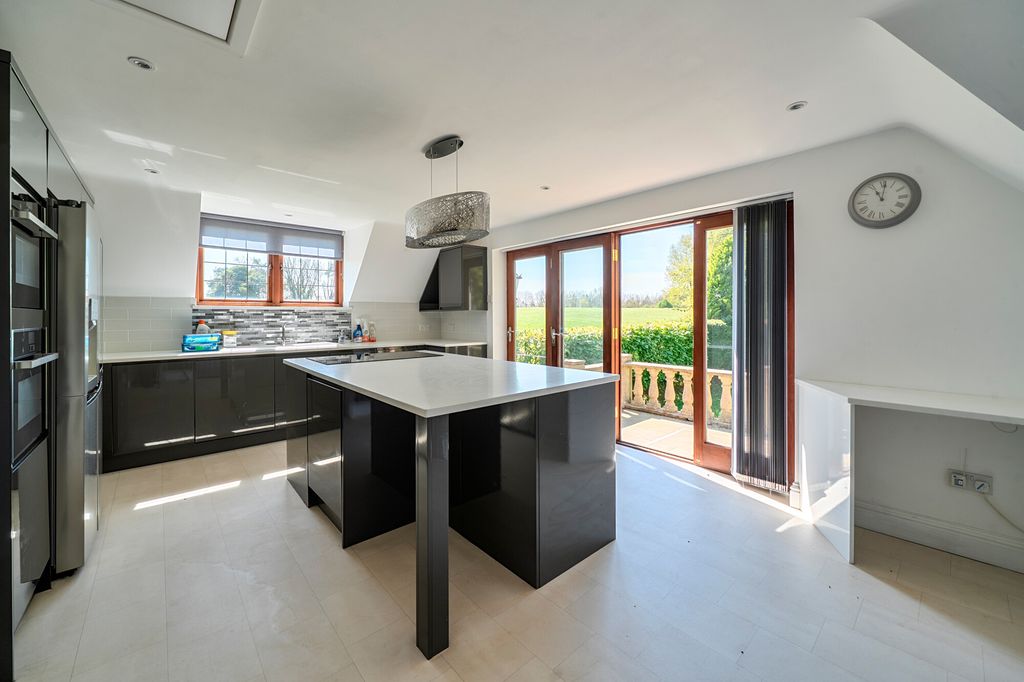 Property photo 2 of 18 Kitchen