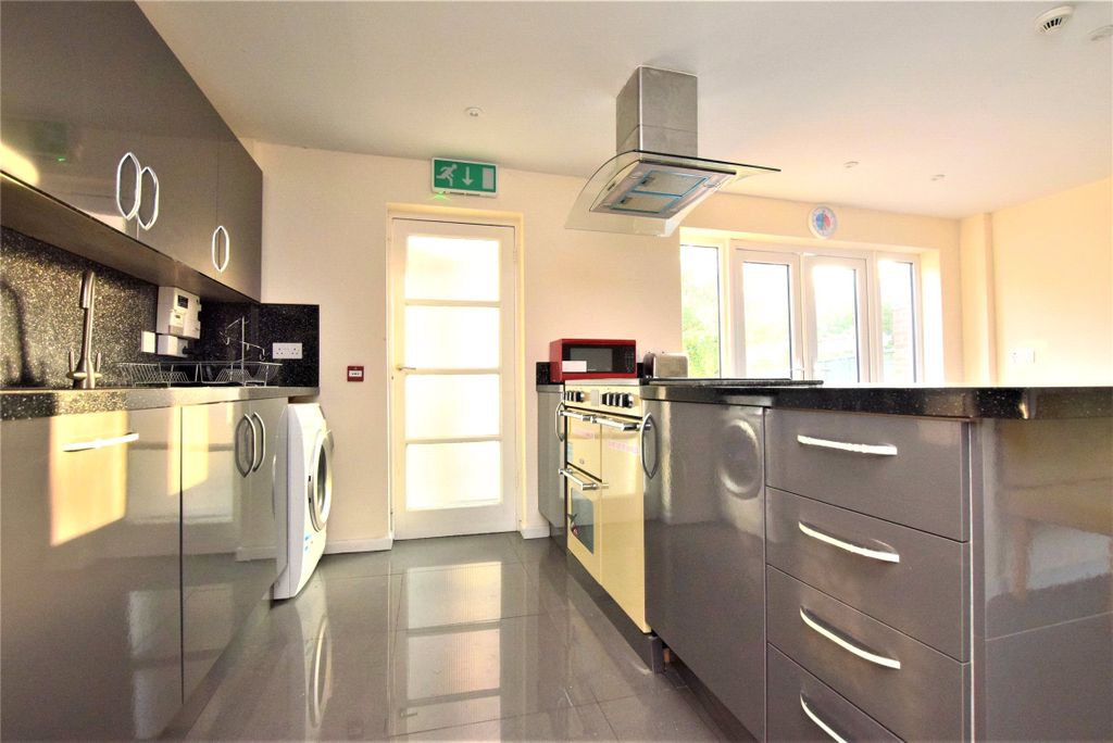 Property photo 2 of 8 Kitchen