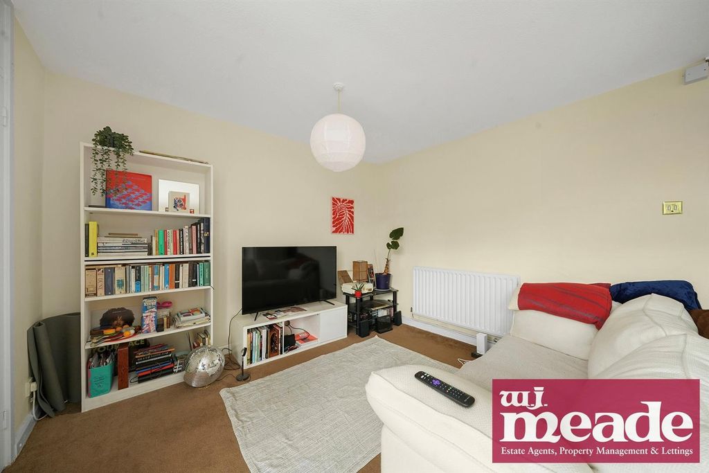 Property photo 3 of 12 Lounge