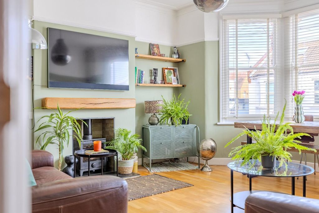 Property photo 2 of 29 Lounge