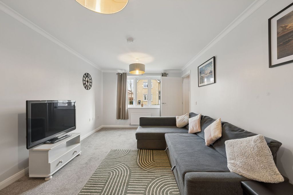 Property photo 2 of 33 Lounge