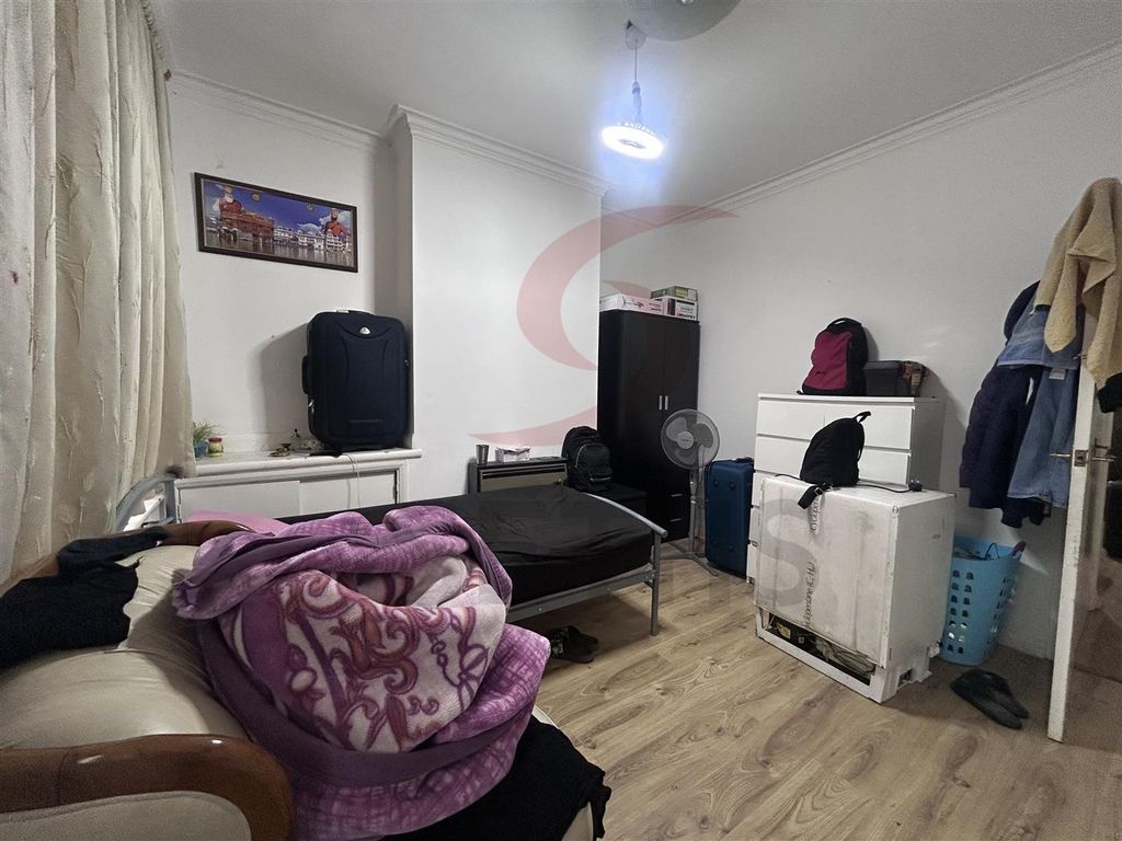 Property photo 3 of 11 Lounge