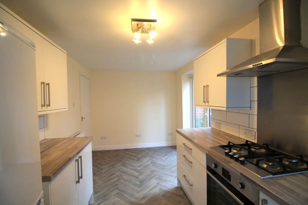 Property photo 2 of 9 Kitchen 3.Jpg