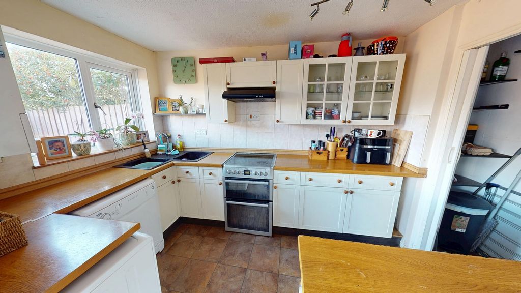 Property photo 2 of 19 Kitchen