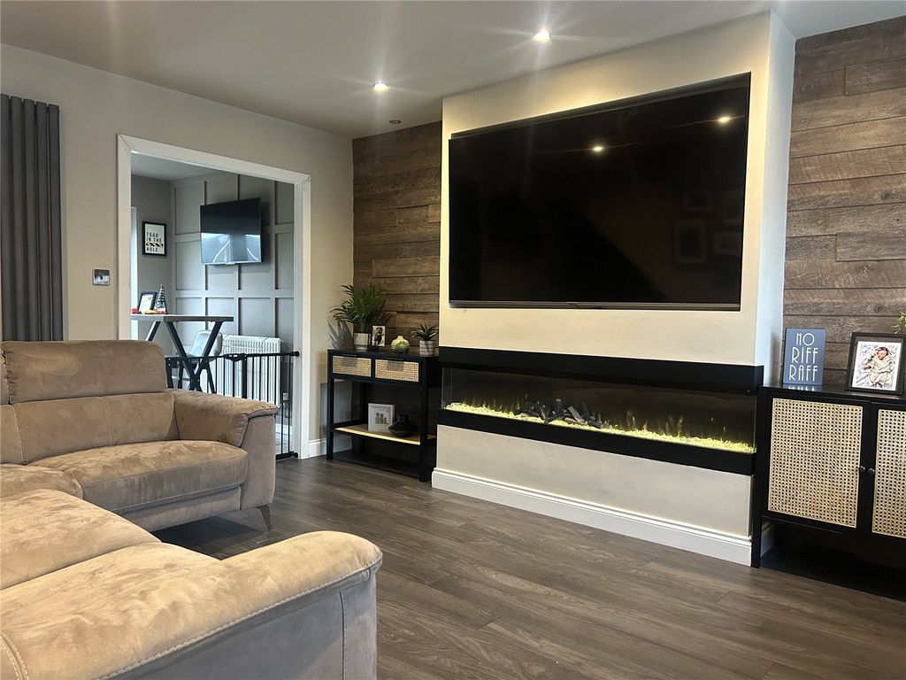 Property photo 2 of 22 Lounge